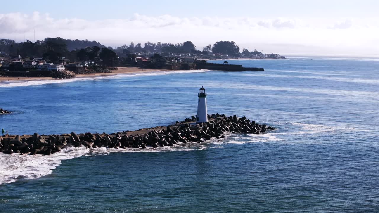 воздушный вид маяка на скалистой береговой линии