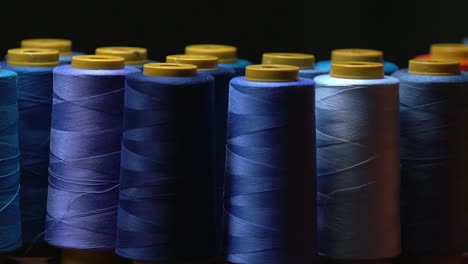 primer plano de hilo de algodón azul utilizado en la industria de la confección de prendas de vestir y la fabricación de moda