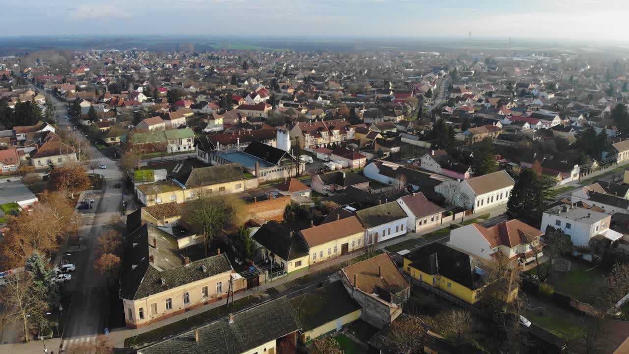Luftfoto af en lille by i Ungarn