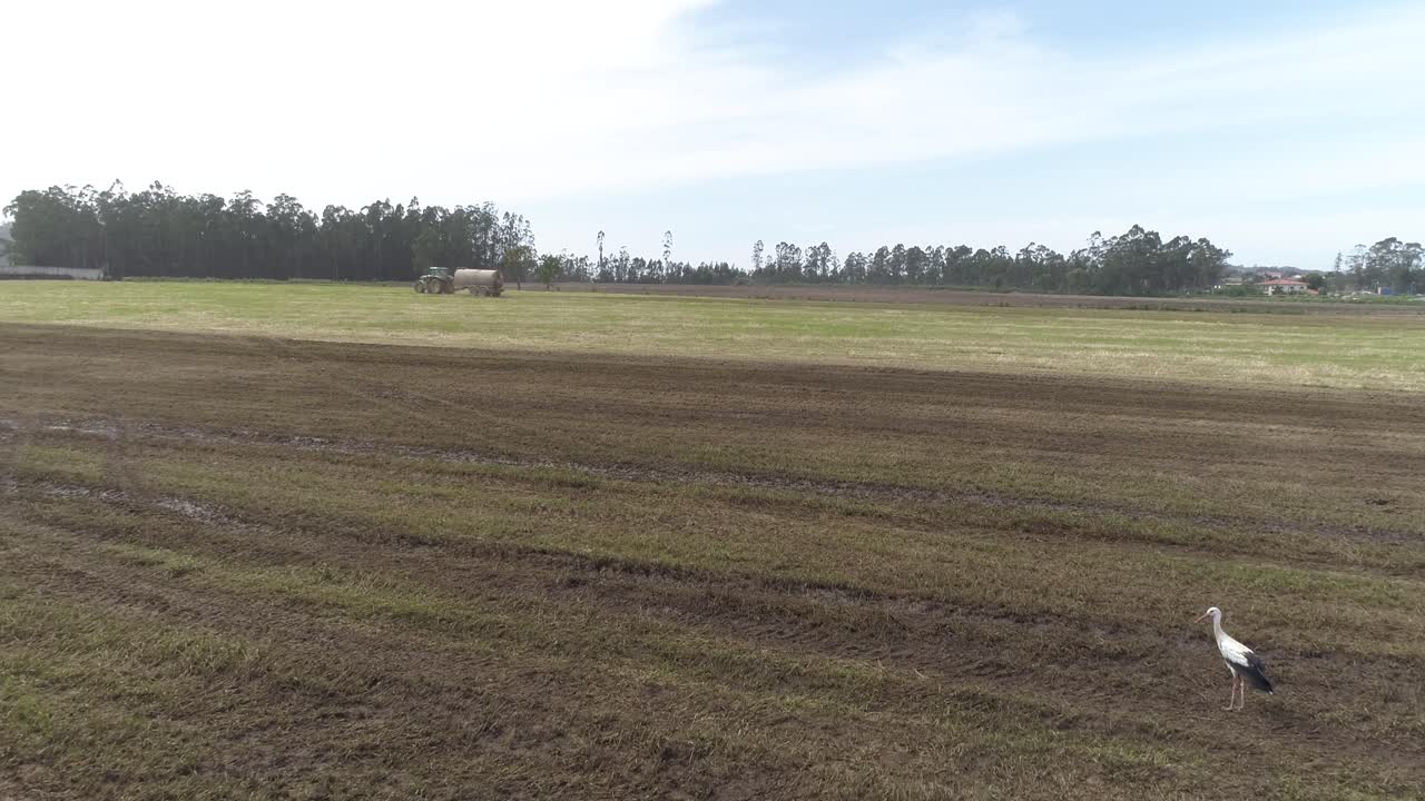 tractor con remolque extendiendo fertilizante vista aérea