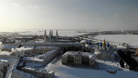 centro de la ciudad de kazan kremlin en el día soleado de invierno. tráfico. cerca del río volga