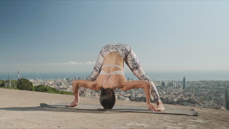 Frau-Streckt-Ihren-Körper-Am-Aussichtspunkt-Von-Barcelona.-Athletisches-Mädchen-Macht-Yoga-In-Der-Stadt