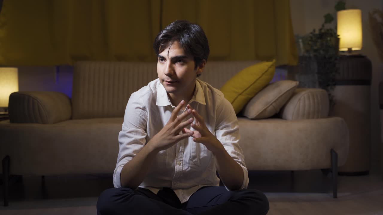 L'uomo si dondola nervosamente sulla sedia