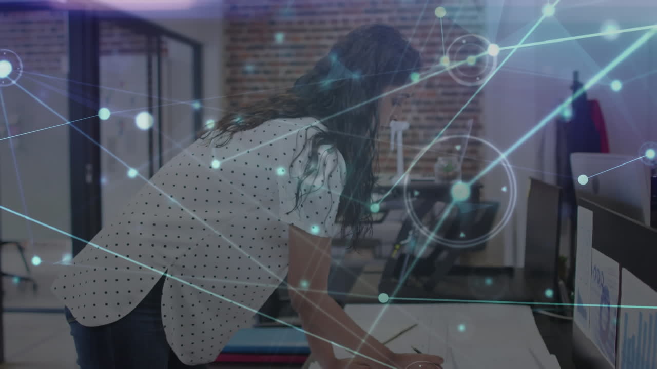 animación de la red de conexiones sobre la mujer de negocios en la oficina