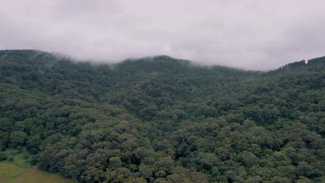 imágenes aéreas de drones de cimas de montañas nubladas y con niebla