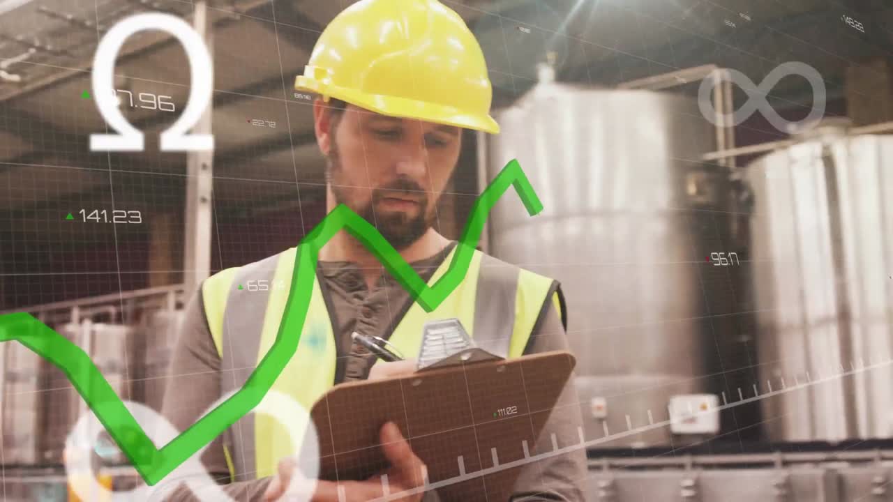 animación de procesamiento de datos y símbolos matemáticos sobre un feliz trabajador caucásico que escribe en el portapapeles