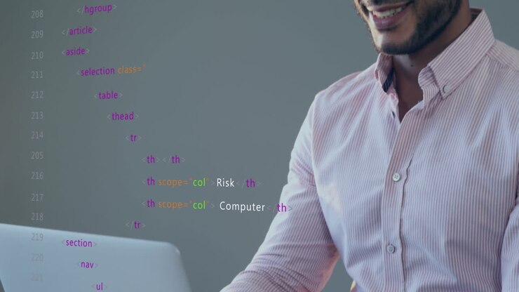 Animatie van veelkleurige computertaal over een glimlachende man van gemengde afkomst die aan een laptop werkt