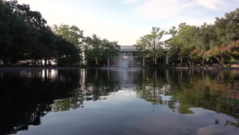 Springbrunnen,-Die-Tagsüber-Im-Reflektierenden-Pool-Vor-Einem-Gebäude-Aufleuchten