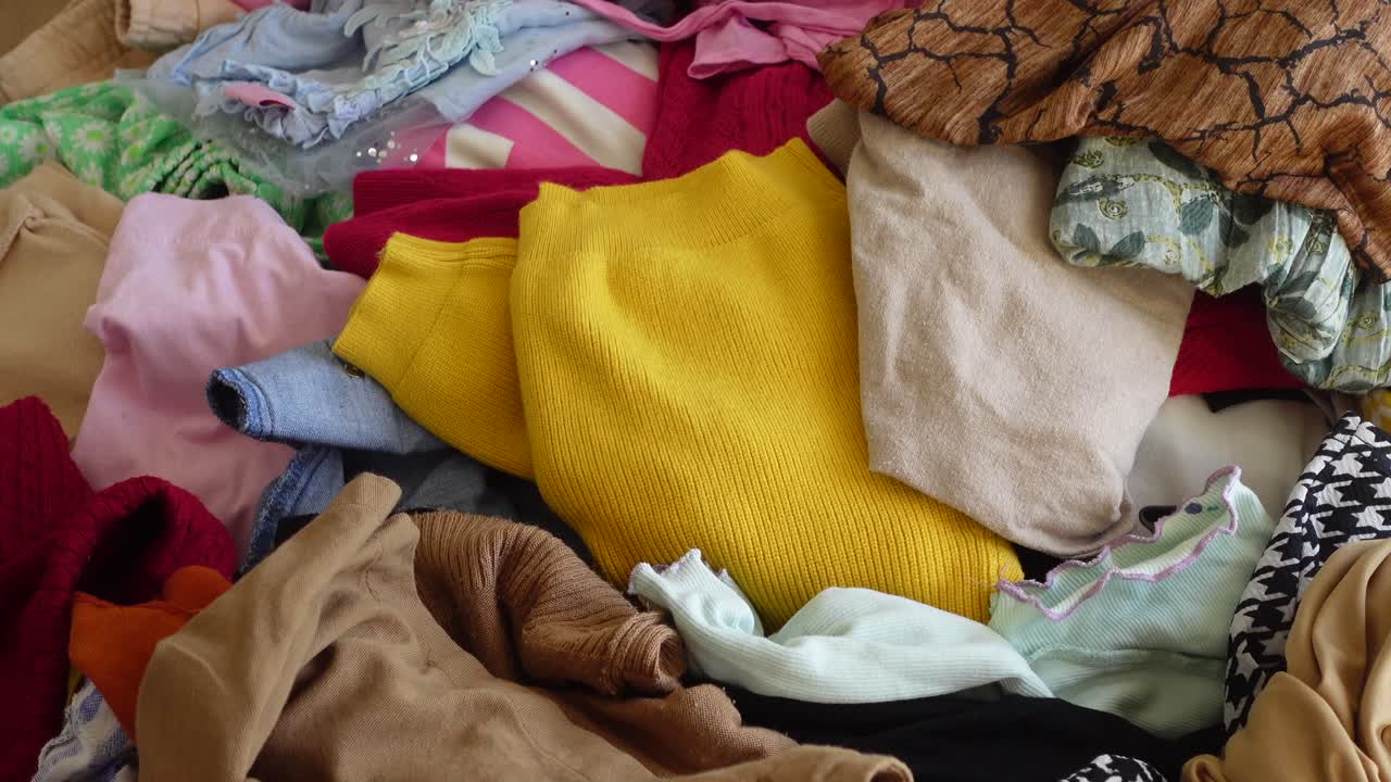 Куча одежды.