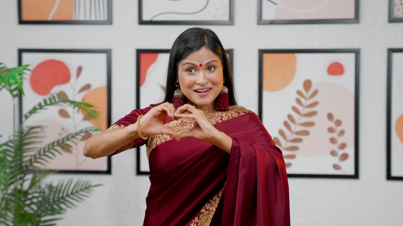 mujer india haciendo forma de corazón