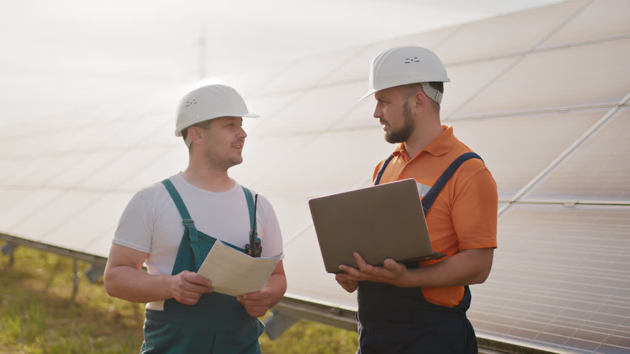 equipo de mantenimiento de paneles solares discutiendo