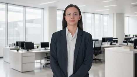 mujer de negocios india sonriendo a la cámara