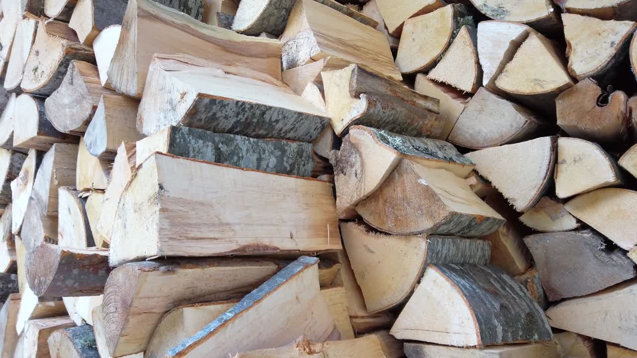 leña apilada y preparada para el invierno