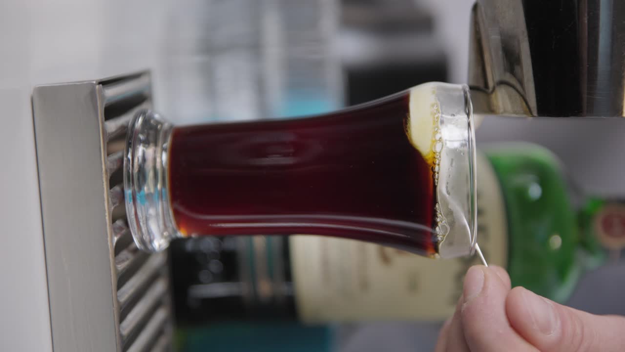 수직, 우유 또는 크림은 부드럽게 커피의 큰 잔 위에 부어, 좋은 모자