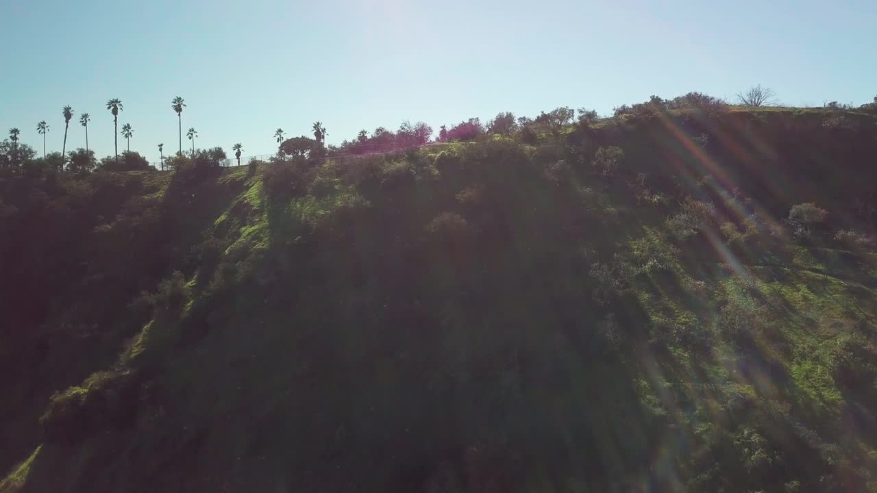 vuelo aéreo sobre la cresta para revelar el horizonte del centro de los ángeles