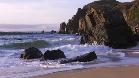 Aufnahme-Der-Wellen-Und-Der-Landzunge-Rund-Um-Den-Dalmore-Beach-In-Der-Nähe-Von-Carloway-Zur-Goldenen-Stunde