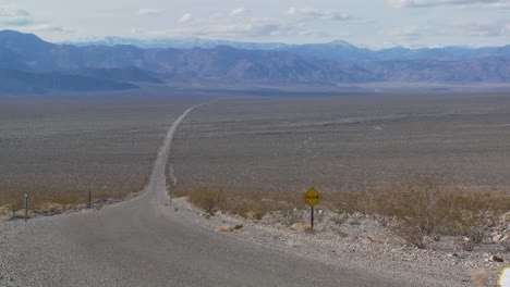 一個孤獨的高速公路穿過沙漠 1