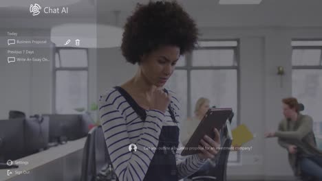 un logotipo de chat y texto de conversación sobre una feliz mujer de negocios casual biracial que usa una tableta