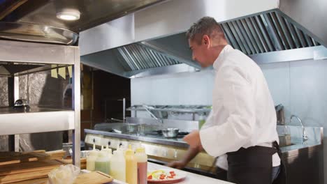 cocineros trabajando en la cocina