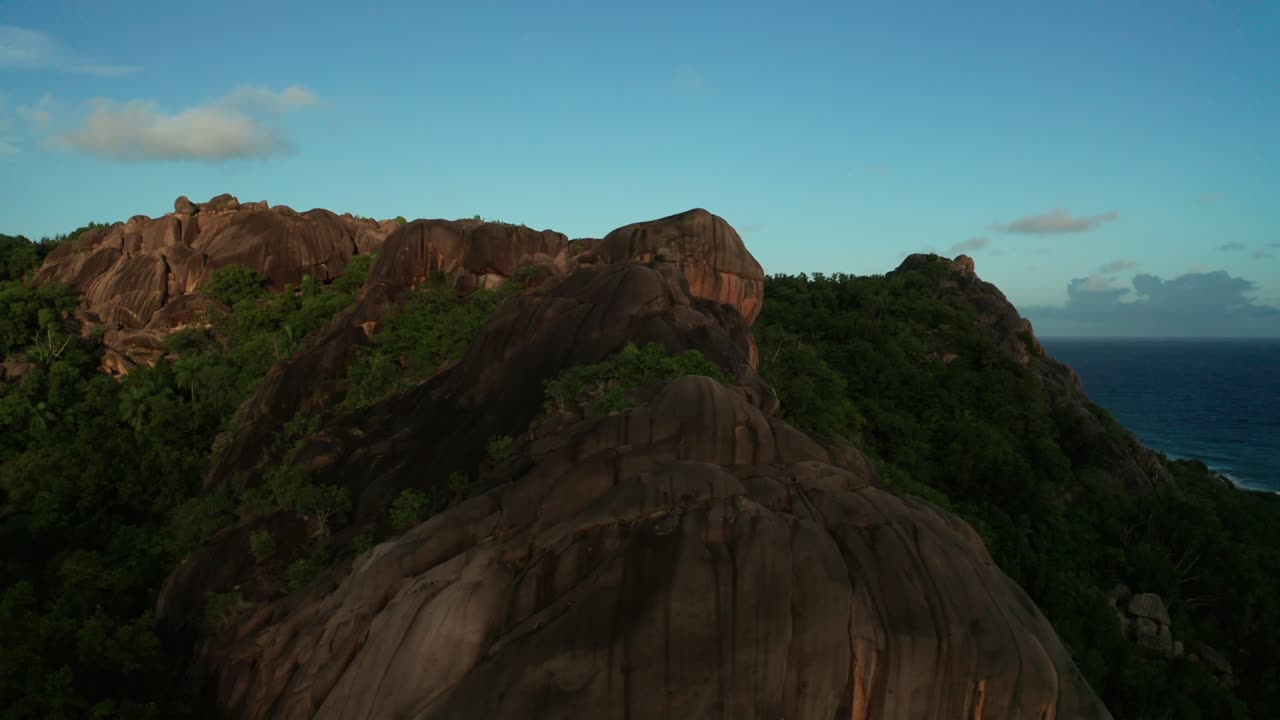 tirón aéreo hacia atrás y inclinar hacia abajo de la montaña de granito superior y rocas