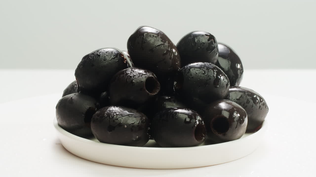 aceitunas verdes redondas en vinagre de grecia como fondo, vista de arriba. imágenes de alta calidad en 4k