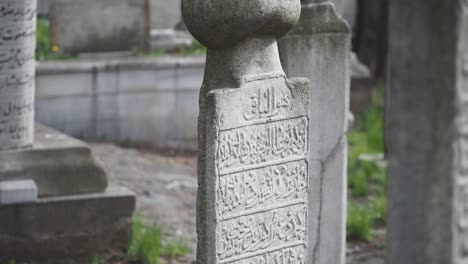 antiguas lápidas de cementerio con inscripciones árabes