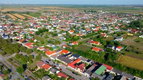 Pueblo-Residencial-Cerca-De-Neusiedlersee-En-Austria.-Toma-Aérea