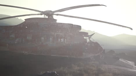 viejo helicóptero militar oxidado en el desierto al atardecer