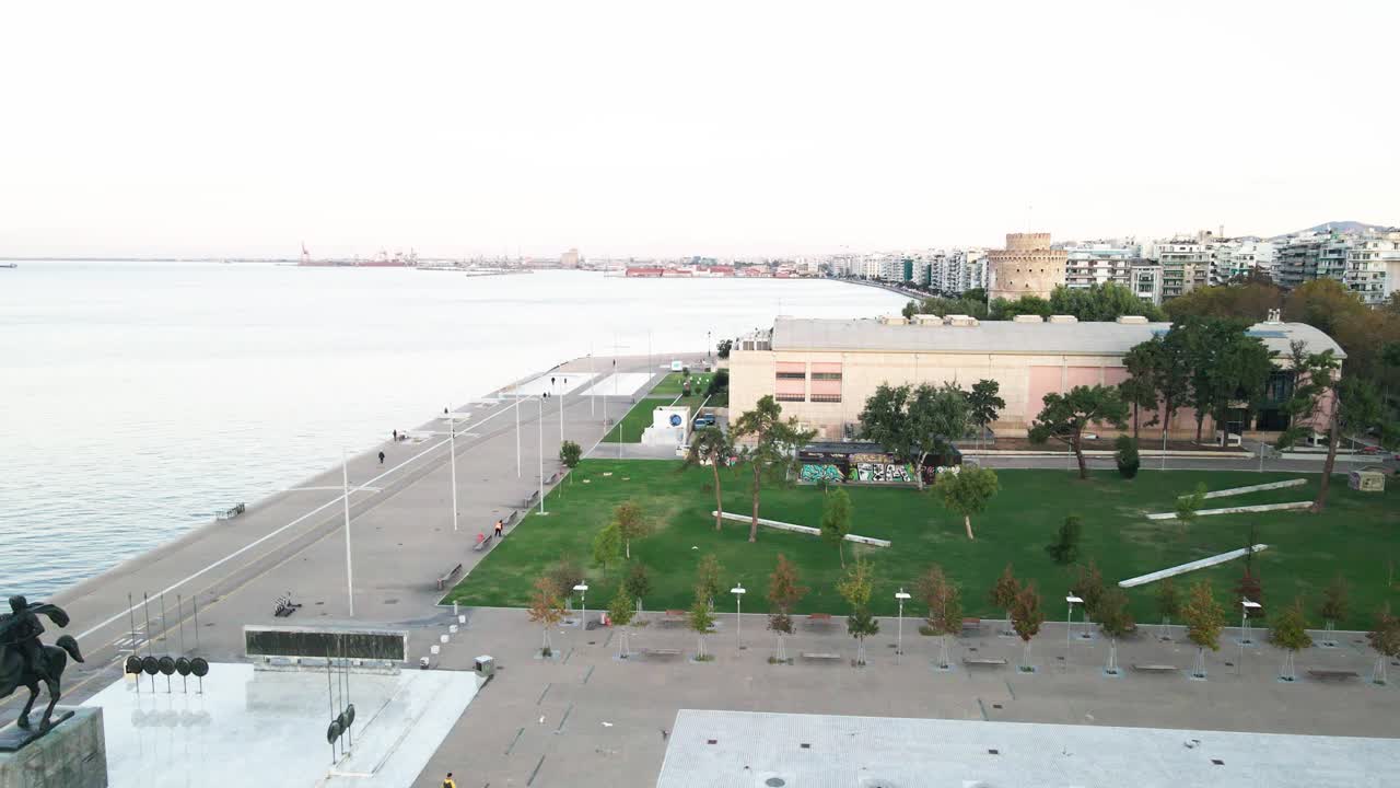 4K droneklip der bevæger sig fremad over havnen i Thessaloniki i Nordgrækenland