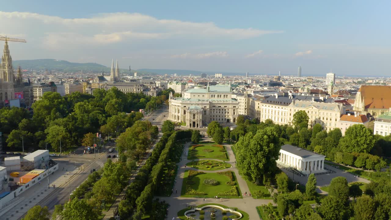 Ripresa in allontanamento dal Roseto di Vienna con i palazzi governativi sullo sfondo