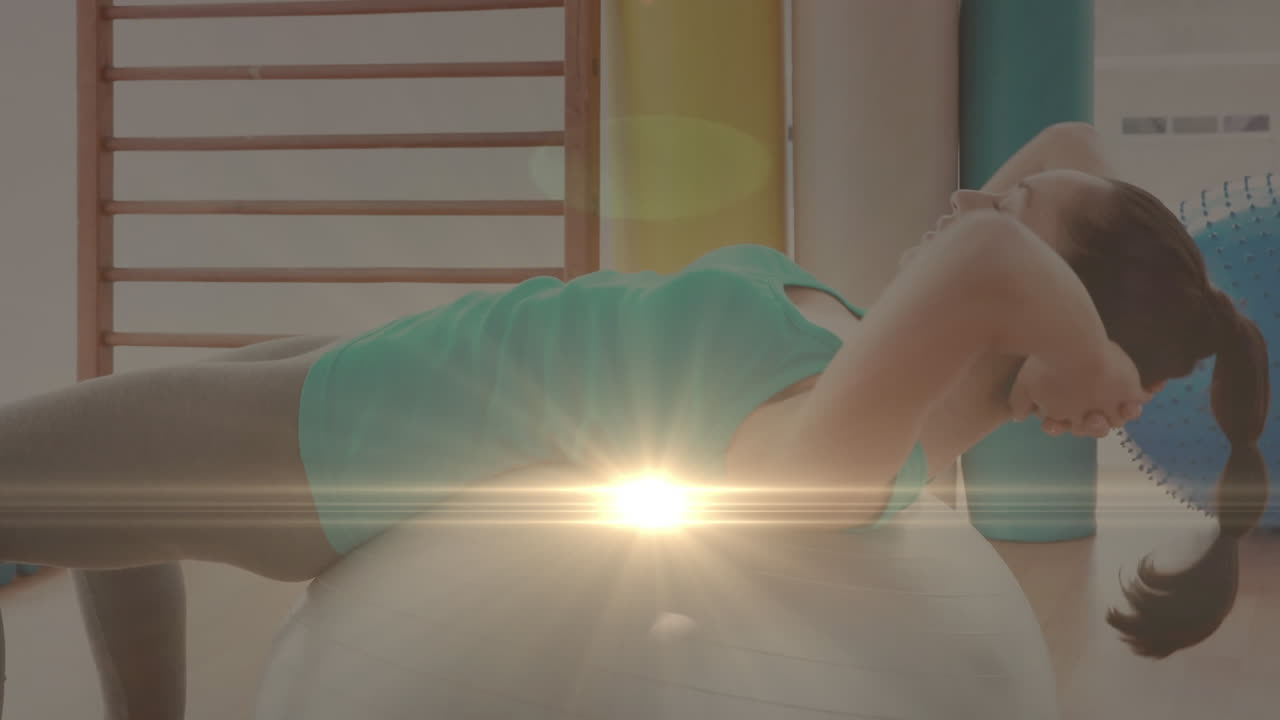 스위스 공에서 운동하는 여성 위에 반이는 빛의 애니메이션