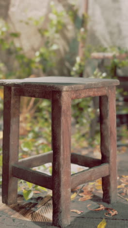 taburete de madera rústico en un entorno de jardín