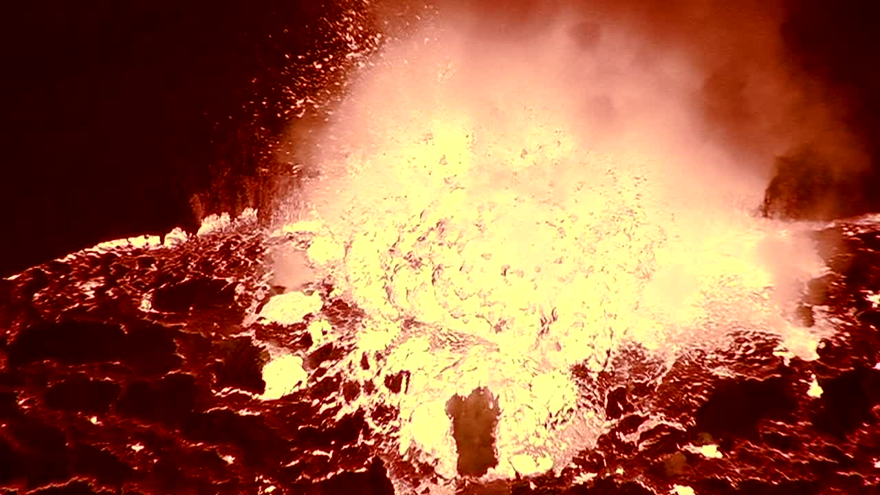 el espectacular volcan nyiragongo entra en erupcion en la noche en la republica democratica del congo sugiere el fuego del infierno 1