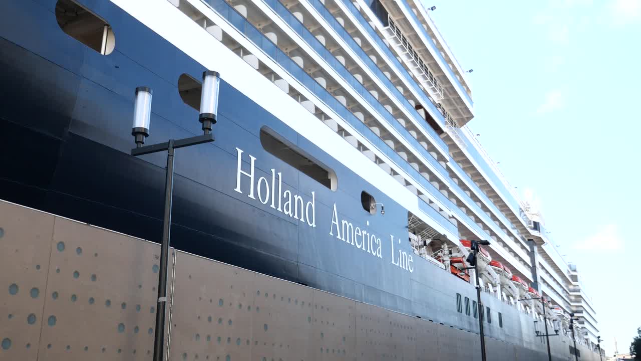 el crucero de holland america line en el puerto