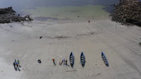 Drohnenweite-Sicht-Auf-Currach-Boote,-Die-Am-Ladies-Beach-Mit-Rudern-Beladen-Werden