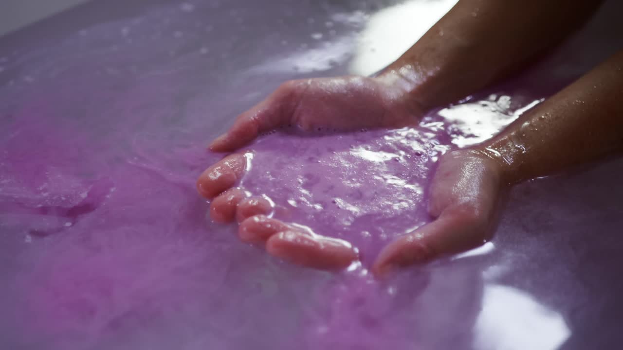 쉬는 시간을 즐기는 젊은 여성