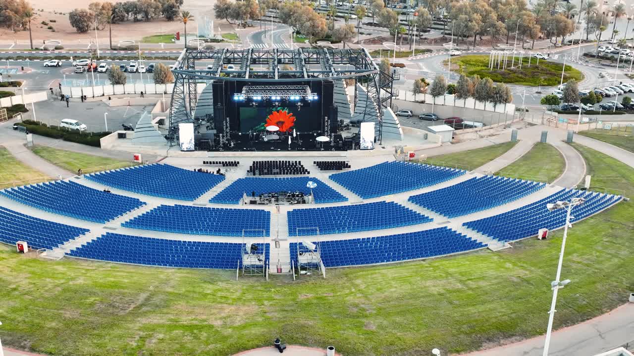 뒤로 날아다니는 드론  ⁇