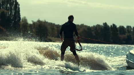 Fahrer-Wake-Boarding-Boot.-Sportler-Genießen-Den-Sommer-Extrem