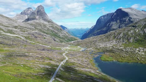 Carretera-Escénica-A-Trollstigen-En-El-Parque-Nacional-Reinheimen,-Noruega---Pedestal-Aéreo-Hacia-Abajo