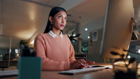 Mujer-De-Negocios,-Escritora-Y-Escribiendo-En-Computadora