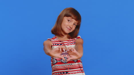 niña de escuela hace un gesto de corazón demuestra un signo de amor expresa buenos sentimientos y simpatía