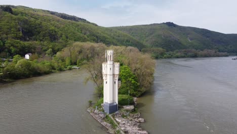 Ships-cruising-by-Mouse-tower-in-Bingen-as-a-historic-waterway-toll-watchtower,-Germany