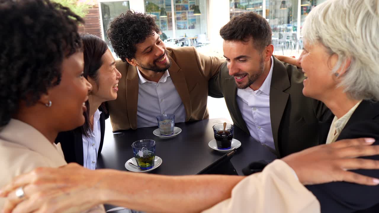 Grupo de pessoas diversas numa reunião de negócios