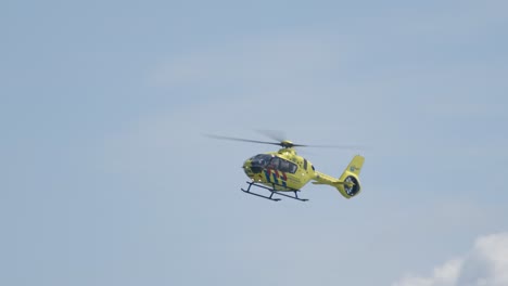 Niederländischer-Rettungshubschrauber-Nähert-Sich-Einem-Landeplatz