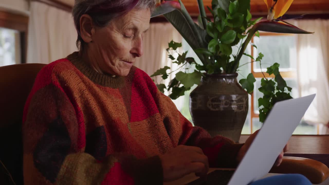 mujer mayor relajándose sola en casa