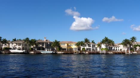 Casas-De-Bienes-Raíces-De-Lujo-En-La-Vía-Fluvial-De-Hollywood,-Establecimiento-De-Tiro