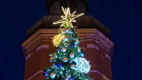 Parte-Superior-Del-árbol-De-Navidad-Con-Estrella-De-Belén-Y-Adornos-Brillantes,-Temporada-De-Vacaciones