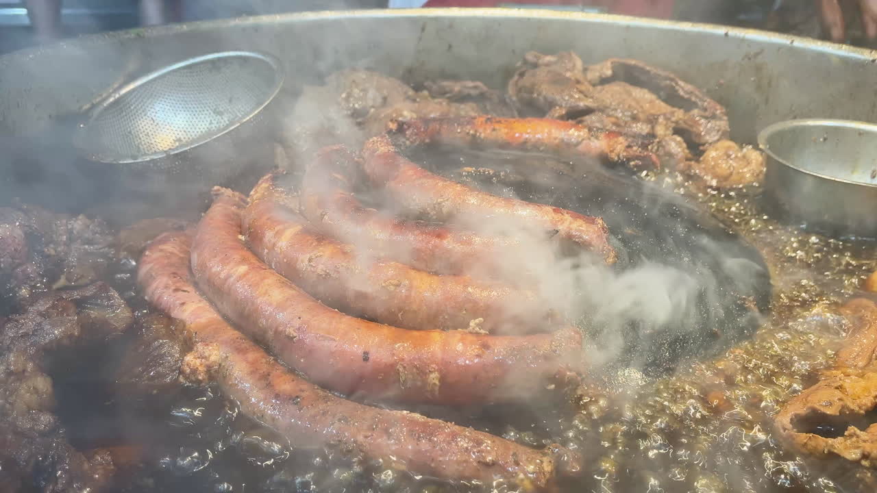 Bancarella di street food affollata che serve tacos suadero e longanisa a residenti e turisti a Città del Messico. Vibrante vita urbana a CDMX