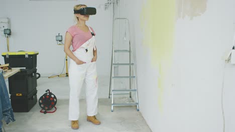 pintora disfrutando de auriculares de realidad virtual