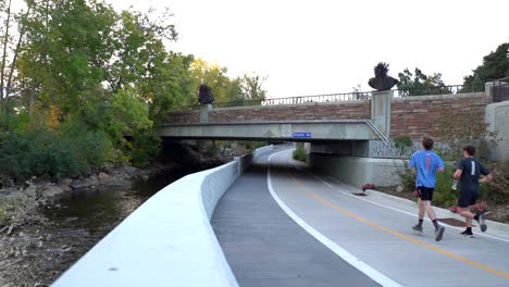 corredor pasando por un paso subterráneo a lo largo de un arroyo